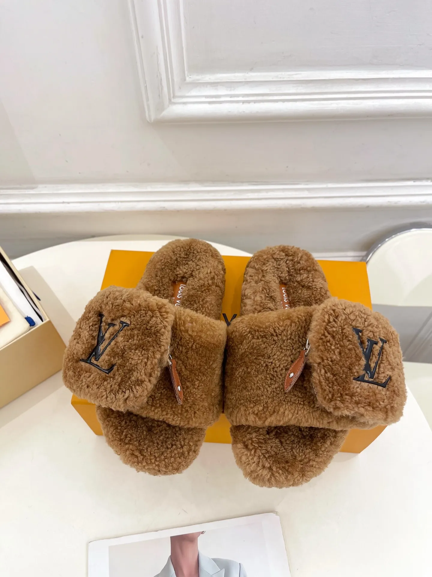 👟👟Ex-factory price 480👟👟 | Louis Vuitton 25𝐬𝐬 🧡💚2025 spring and summer new style top version⚠️ The counter features the latest LV wallet fur slippers, new hard goods🆕 ❥BS purchasing level! Full of high-end feel! A popular model among bloggers at home and abroad, it’s retro and fashionable and looks amazing on your feet! Mainly recommended model on the official website★ ━━━━━ ЅᏇєєt ━━━━━ ▪️Upper: Original custom-made wool ▪️Lining: imported goat hair lining ▪️Outsole: Original custom-made non-slip outsole ▪️Heel height: flat ▪️Shoe size: 35-39 (40.41.42 customization is not returnable)
